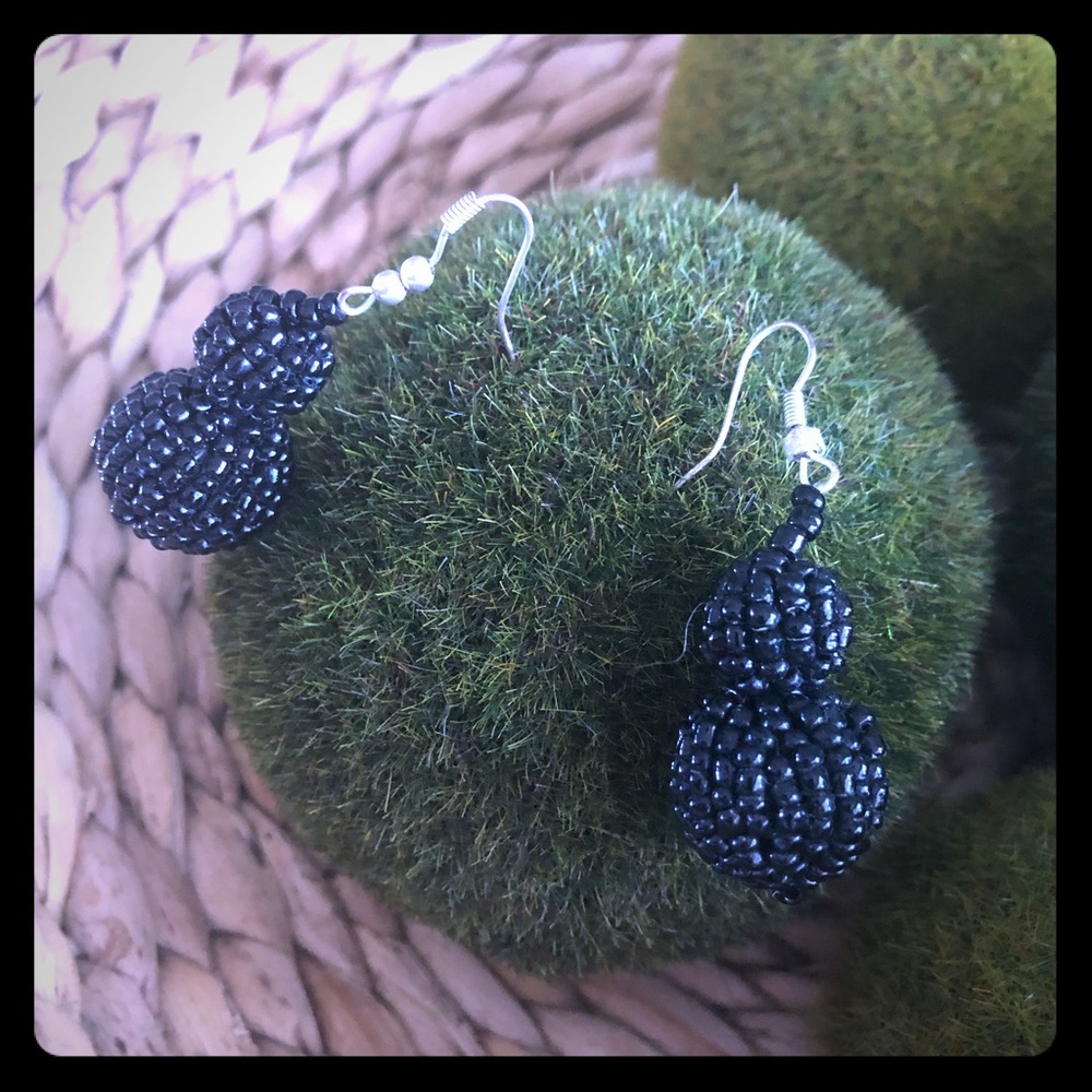 Black bead earrings.